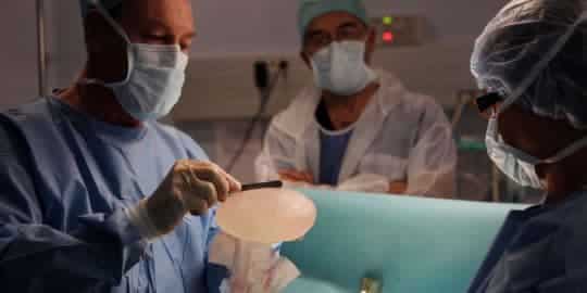 Los peligrosos implantes mamarios