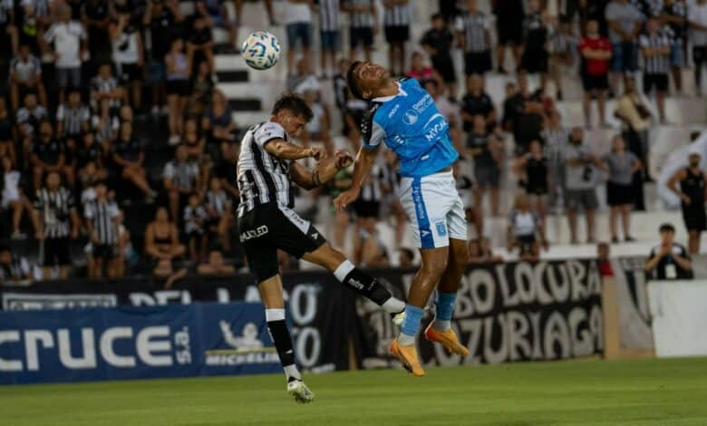 Los riesgos de los cabezazos en el fútbol para el cerebro